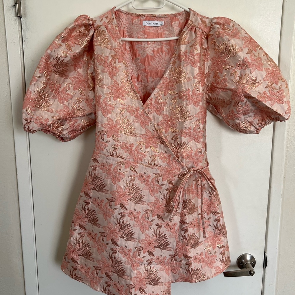 Cute pink puffy sleeved dress
